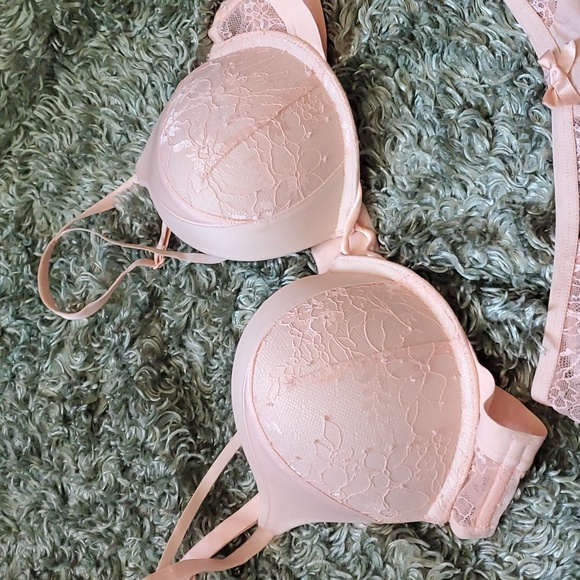 Victoria's Secret bombshell bra and panty set - Picture 3 of 5